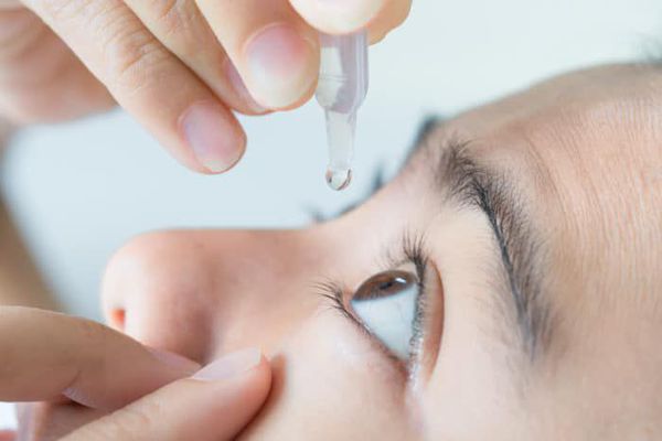 Использование глазных капель в первый месяц после лечения