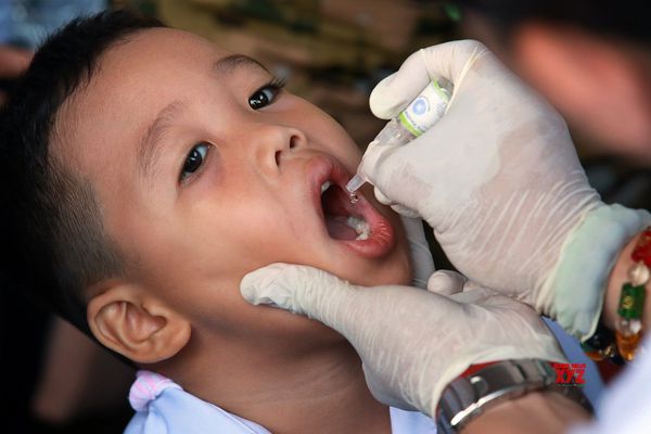 Введение живой оральной вакцины против полиомиелита