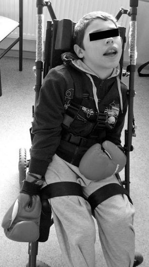 Фиксирование пациента на инвалидном кресле [16]